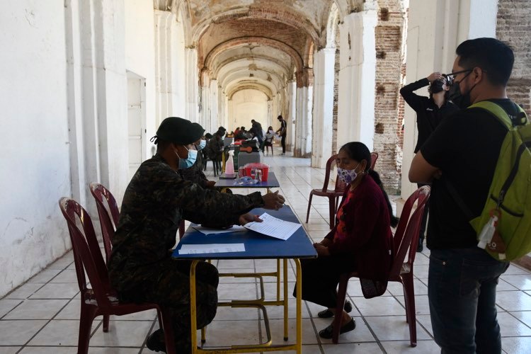 jornada de vacunacion contra la covid-19 coronavirus en guatemala en templo santo domingo zona 1 30 de enero de 2022 foto omar solis publinews-emisoras-unidas (1) | 