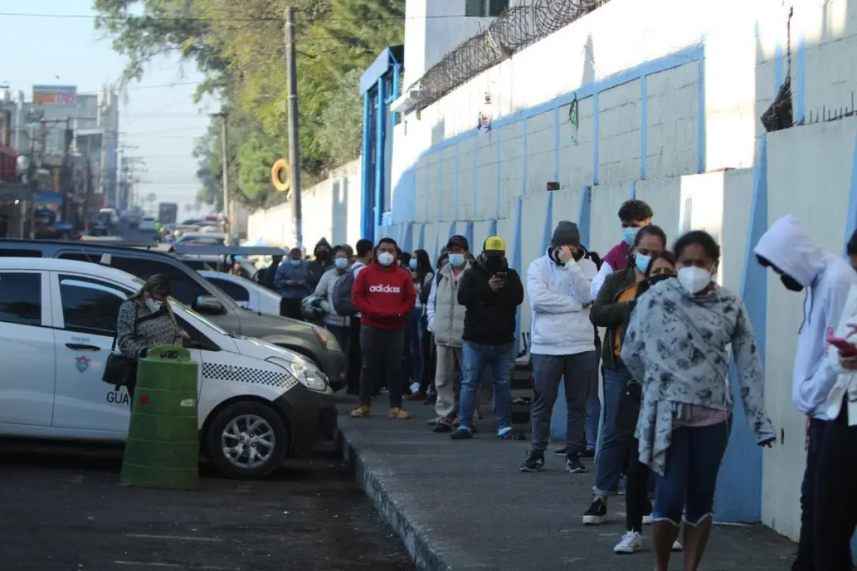 filas-para-pruebas-de-covid-19-coronavirus-en-mercado-el-guarda-en-guatemala-6-de-enero-2022-fotos-rodrigo-rivera-1.jpg, 