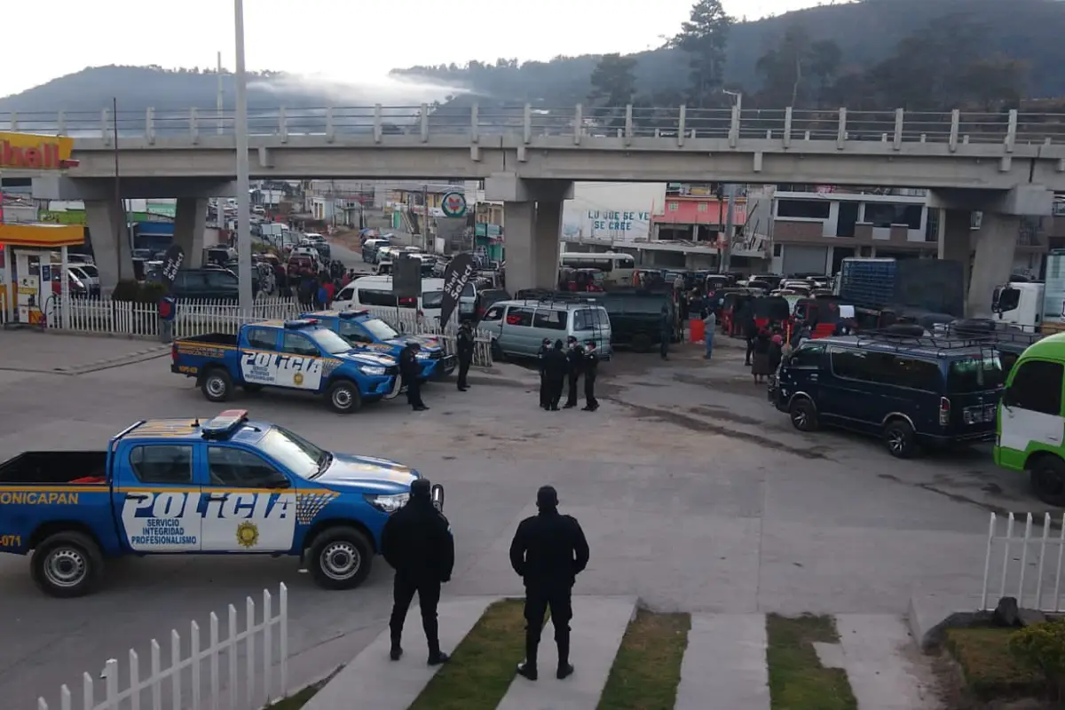 Bloqueo en Cuatro Caminos; San Cristóbal, Totonicapán. Foto: Alberto Chaclán/EU