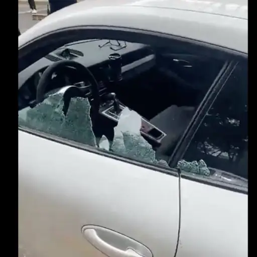 Foto: Porsche baleado. 