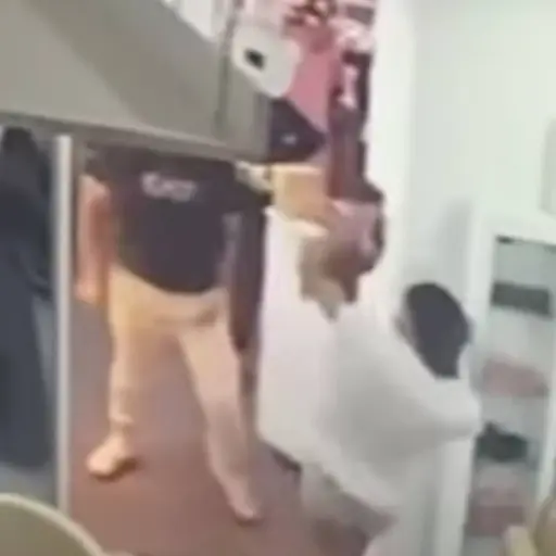 golpean-estilista-hombre-furioso ,