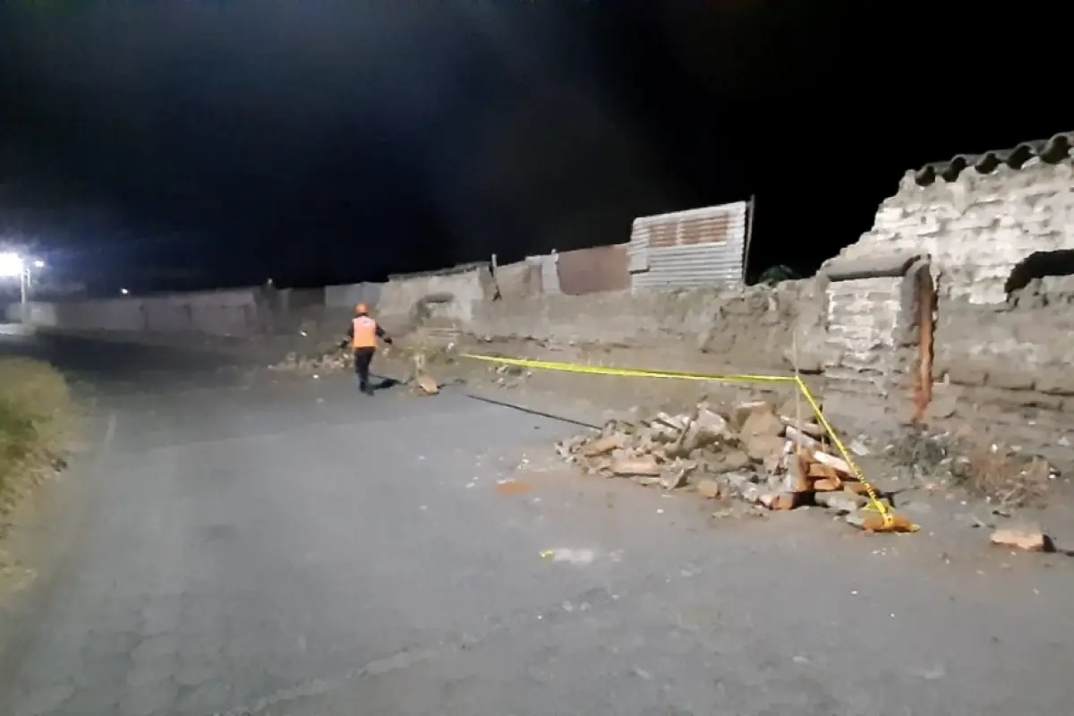 Entre los incidentes causados por el sismo se reportó el colapso de un muro perimetral en Amatitlán. Foto: Conred