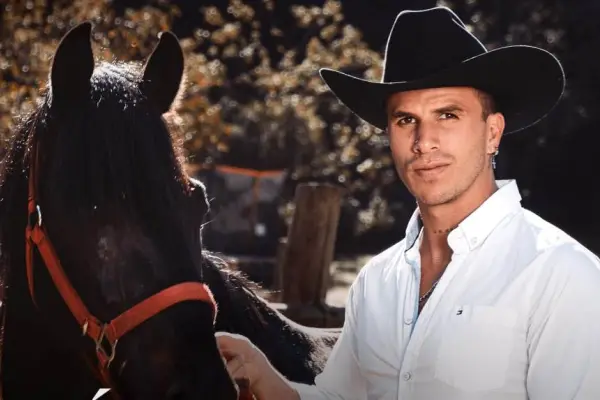El cantante Ale Mendoza alarma a sus fanáticos por su estado de salud