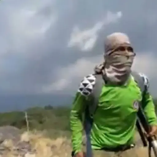 Imagen de uno de los asaltantes con una escopeta/ Captura de pantalla video. 