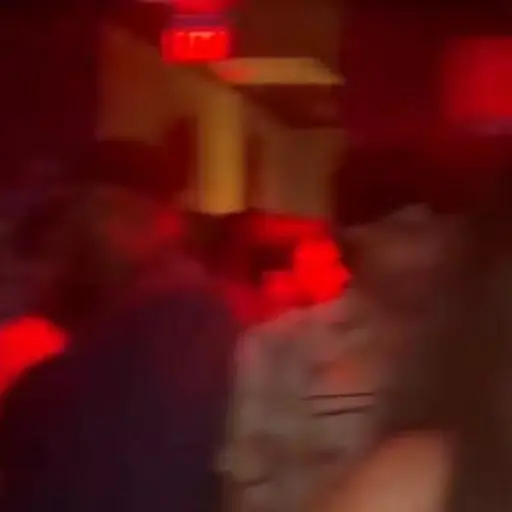 modelo-orinando-calle ,