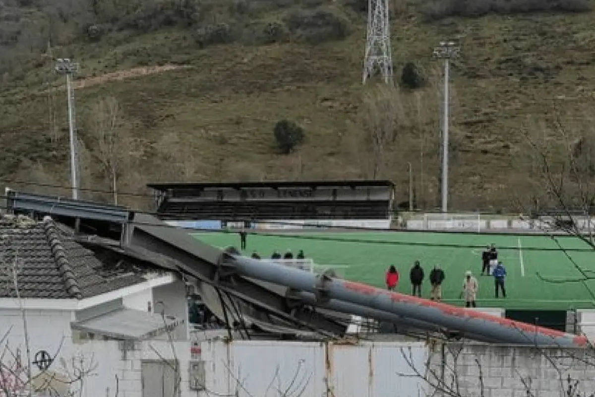 aficionado-muere-tras-caerle-torre-electrica-en-estadio-espana-pubinews-.png, 