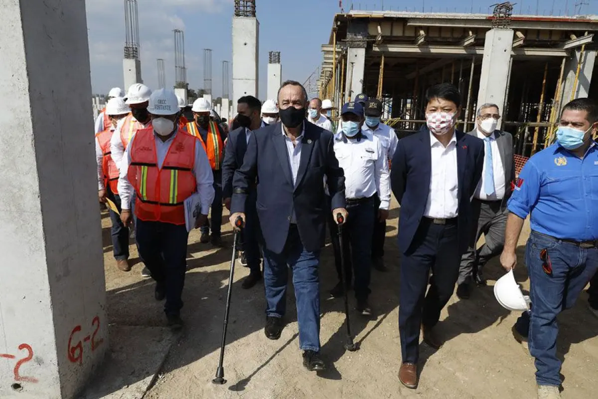 giammattei-supervisa-construccion-hospital-chimaltenango.jpg, 