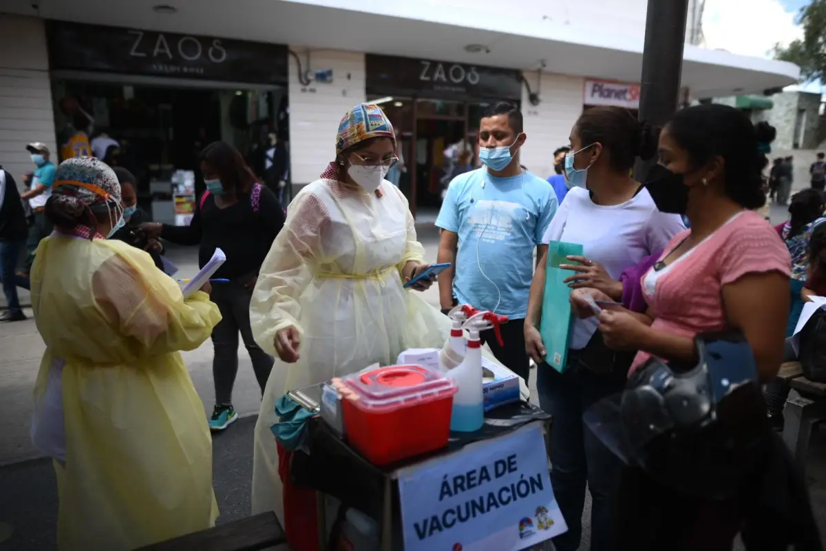 jornada-vacunacion-contra-la-covid-coronavirus-en-paseo-la-sexta-avenida-guatemala-zona-1-7-de-febrero-2022-foto-edwin-bercian-publinews-emisoras-unidas-12.jpg, 