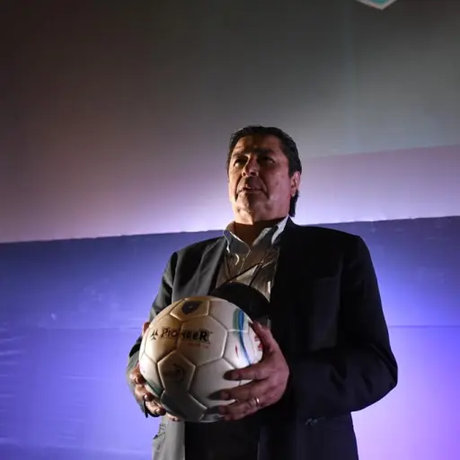 Luis Fernando Tena nuevo balón ,