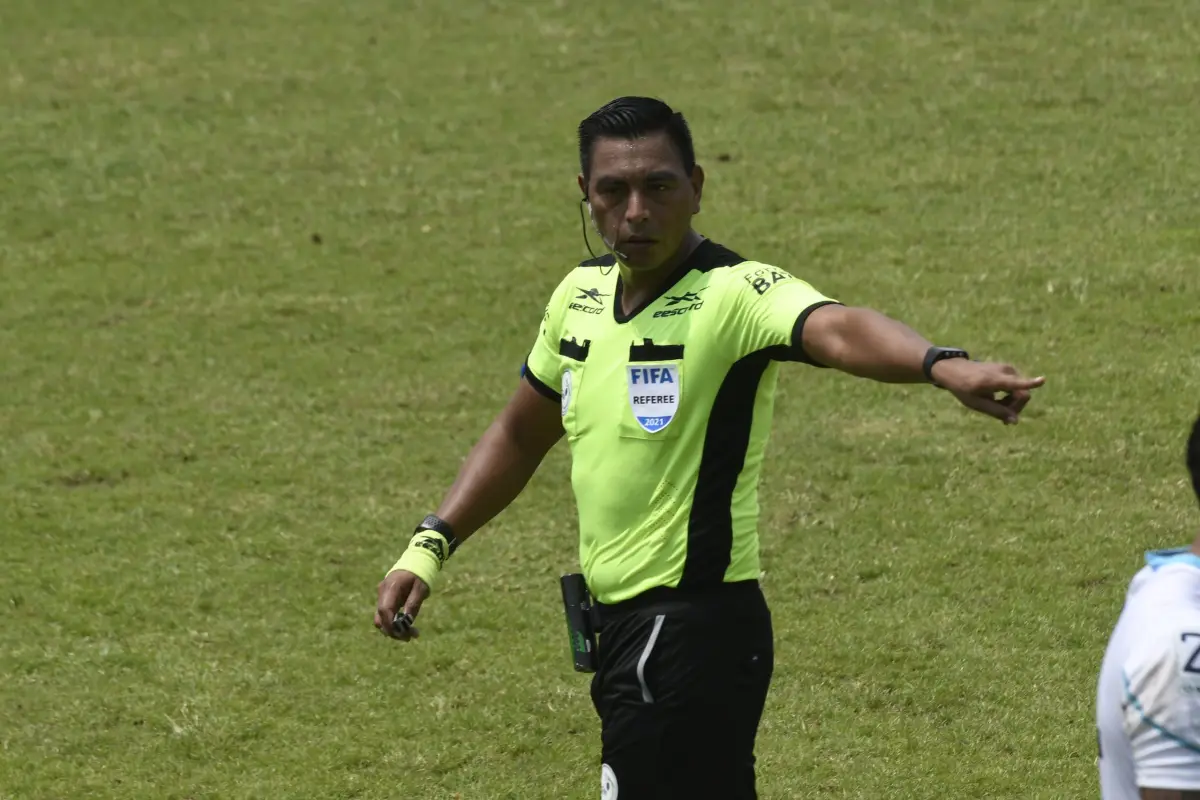 walter-lopez-y-mario-escobar-arbitros-guatemaltecos-emisoras-unidas-3, 