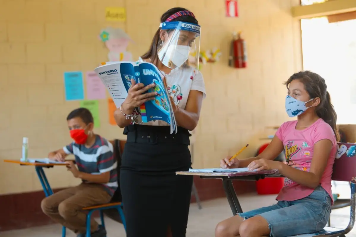 vacunacion-covid-19-menores-clases-estudiantes-escuelas-emisoras-unidas.jpg, 