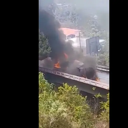 accidente de tránsito cisterna con combustible baja verapaz 13 de marzo 2022 ,