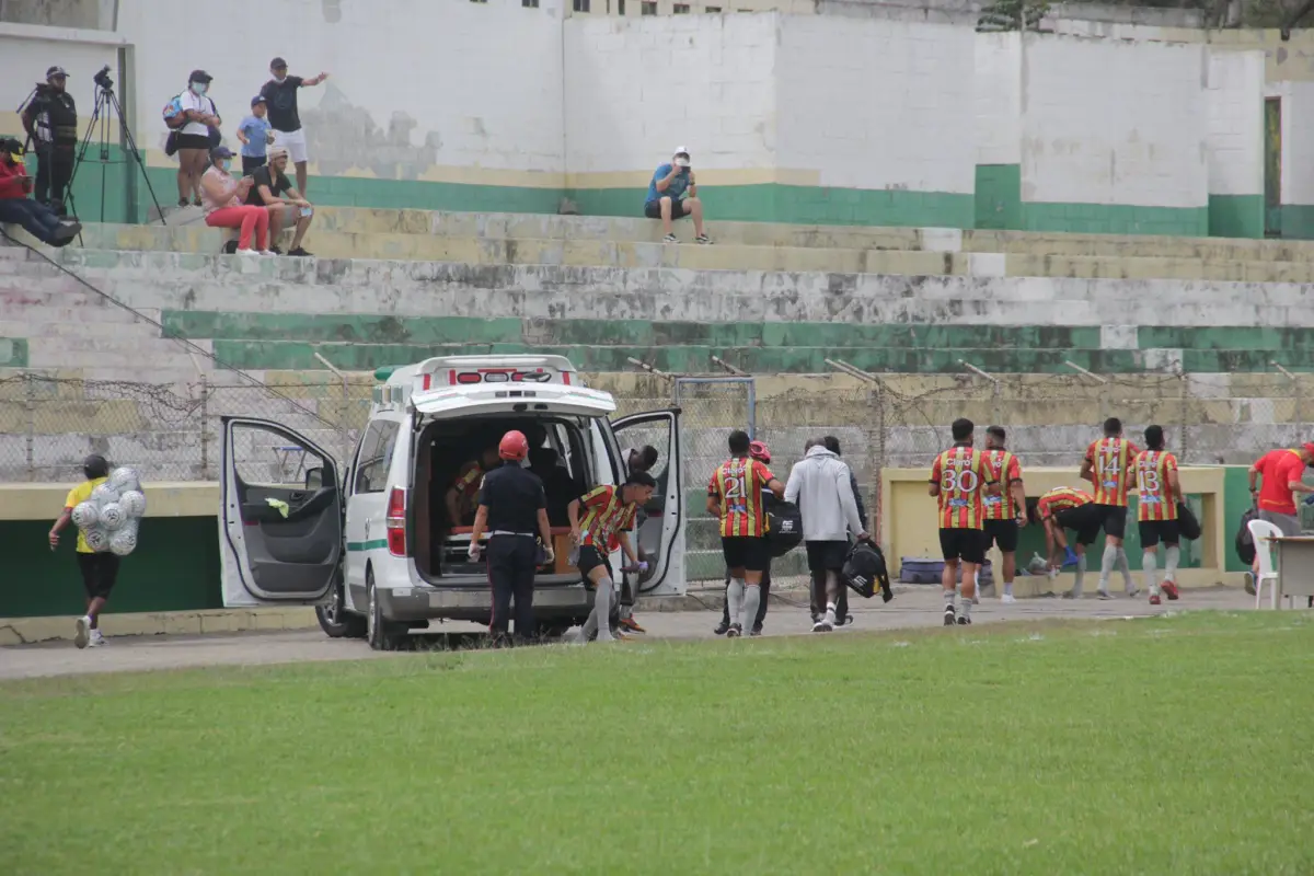 Zacapa-llega-en-ambulancia-al-estadio.jpg, 