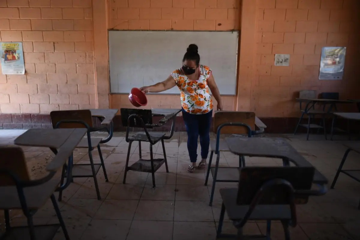 escuela irene sazo en chinautla antes del regreso a clases presencial para ciclo escolar en guatemala 2022 durante la pandemia covid-19 coronavirus (10), 