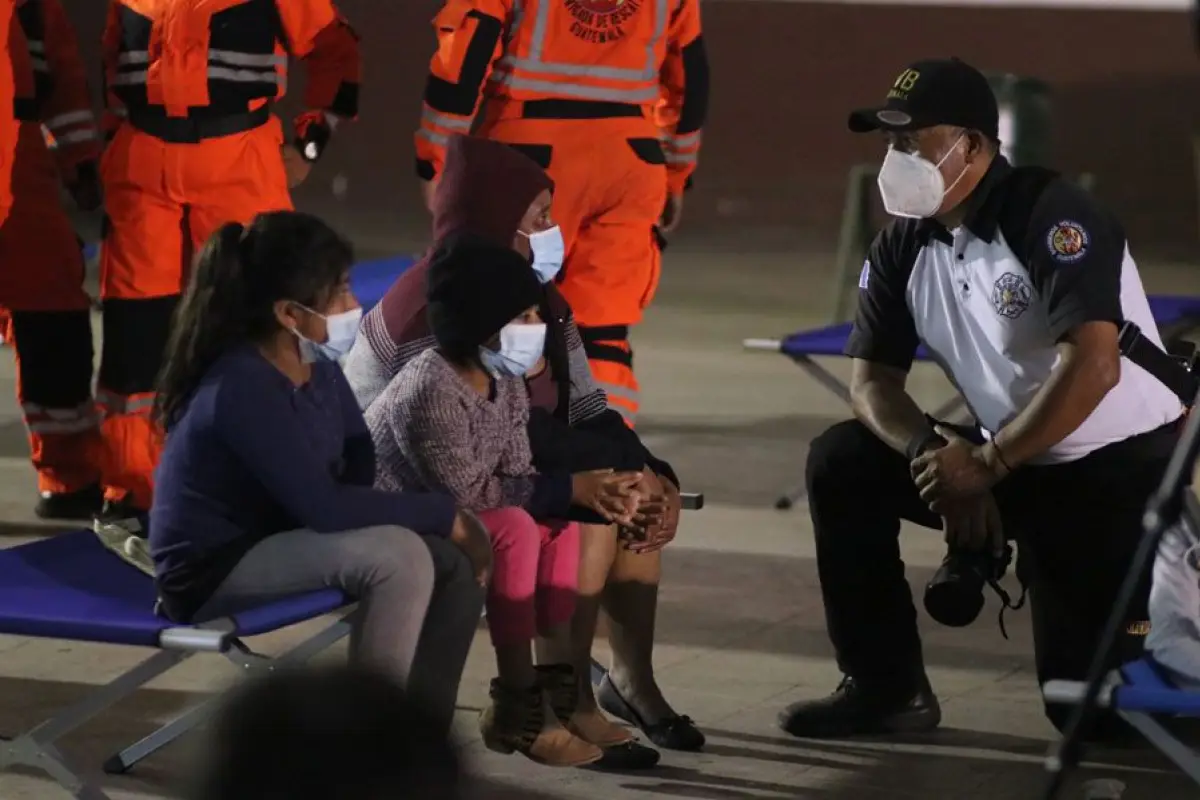 personas-evacuadas-volcan-fuego.jpg, 