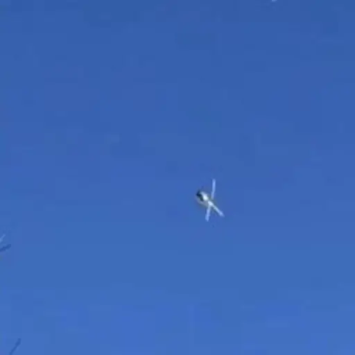 helicoptero cae en espiral y se estrella ,