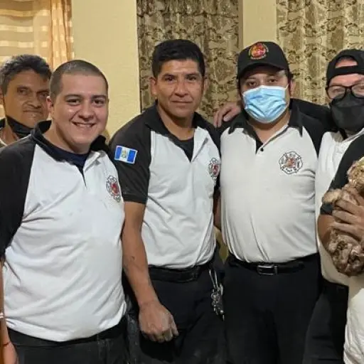 bomberos voluntarios rescatan a perrito ,