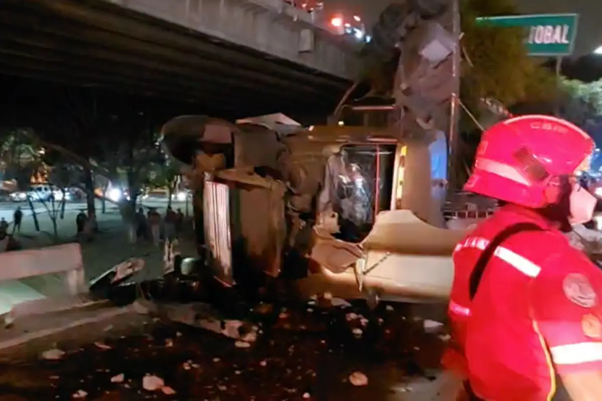 Tráiler cae de puente en Villa Lobos, 