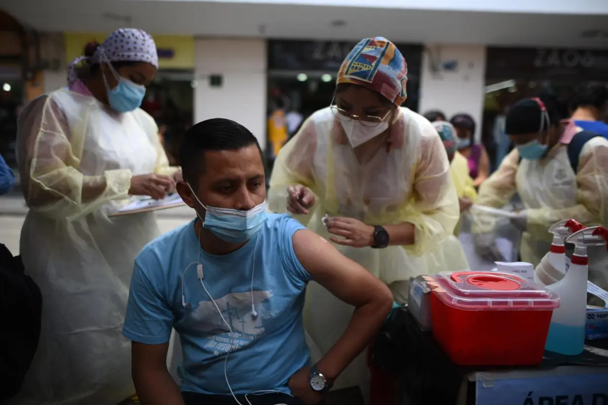 jornada-vacunacion-contra-la-covid-coronavirus-en-paseo-la-sexta-avenida-guatemala-zona-1-7-de-febrero-2022-foto-edwin-bercian-publinews-emisoras-unidas-1.jpg, 