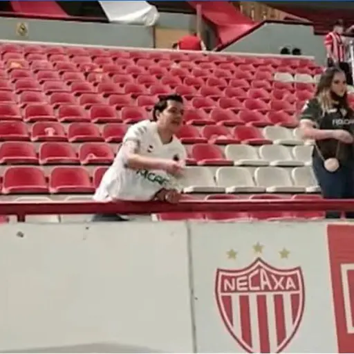 aficionado-necaxa-lanza-cenizas-de-su-padre-estadio-victoria-emisoras-unidas- ,