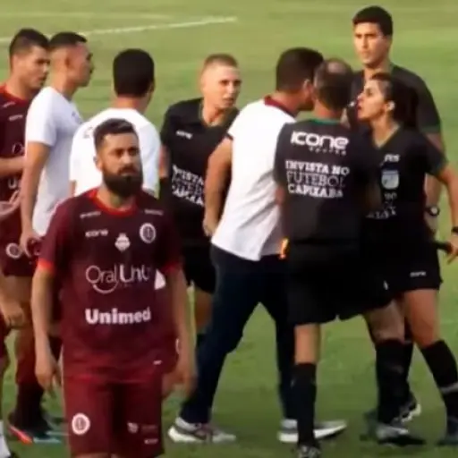 tecnico-da-cabezazo-a-jueza-de-linea-en-brasil-emisoras-unidas- ,