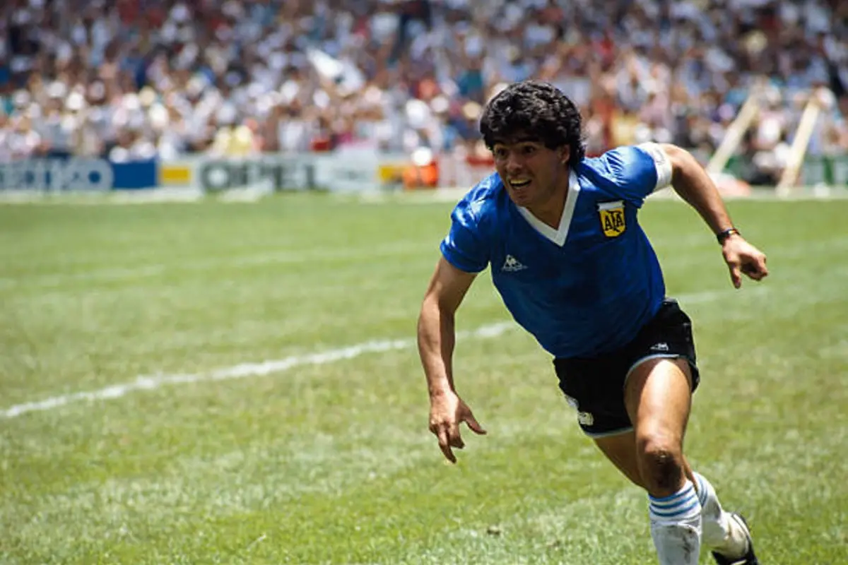 Subastarán camiseta que Maradona utilizó ante Inglaterra en el Mundial de 1986, 