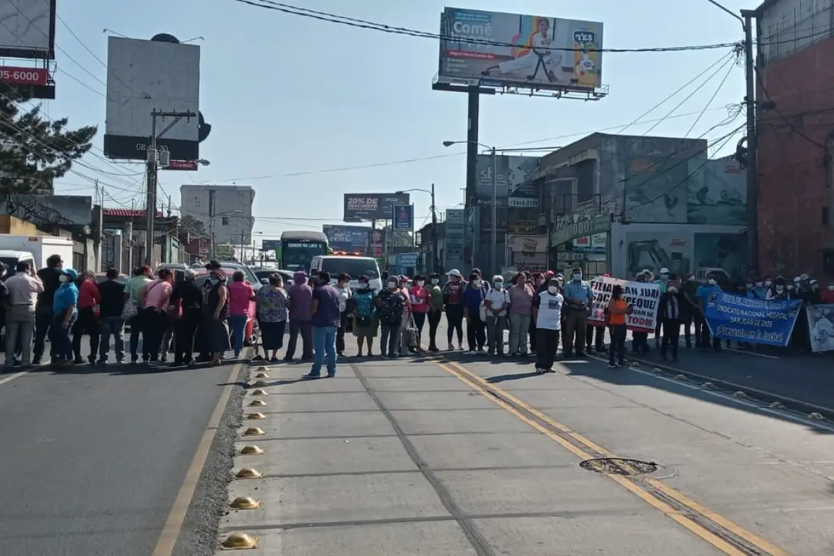 Bloqueo de salubristas en la calzada Aguilar Batres. Foto: PMT capitalina