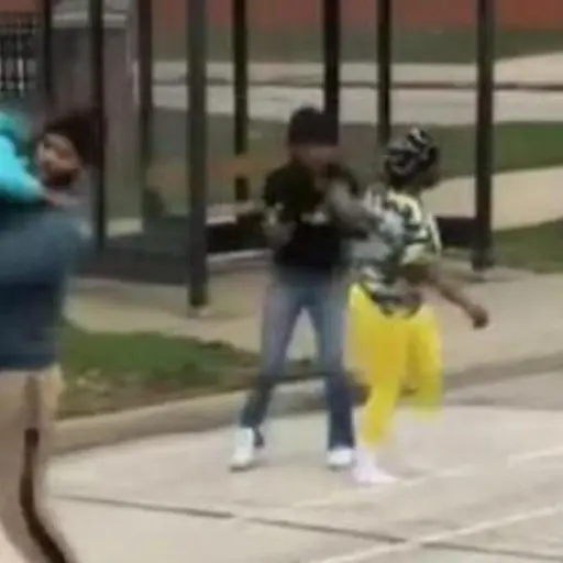 hermanos salvan a nino cuya madre queria lanzarlo hacia los autos ,