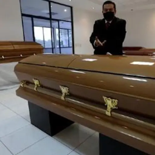 mujer-resucitaataud ,