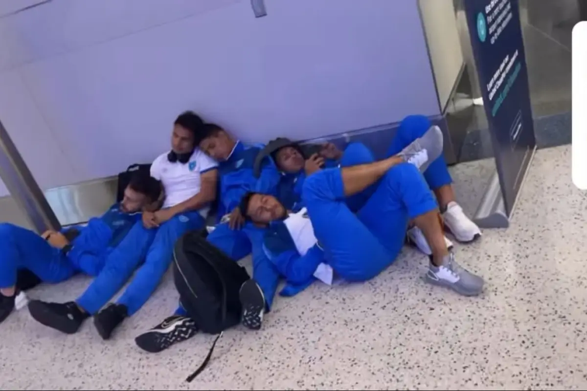 jugadores de la selección duermen en aeropuerto, 