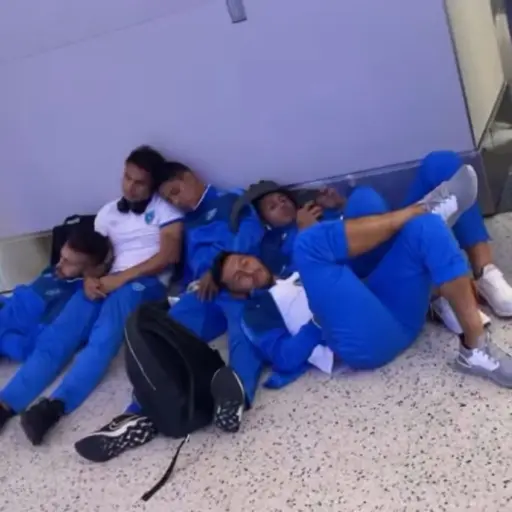 jugadores de la selección duermen en aeropuerto ,
