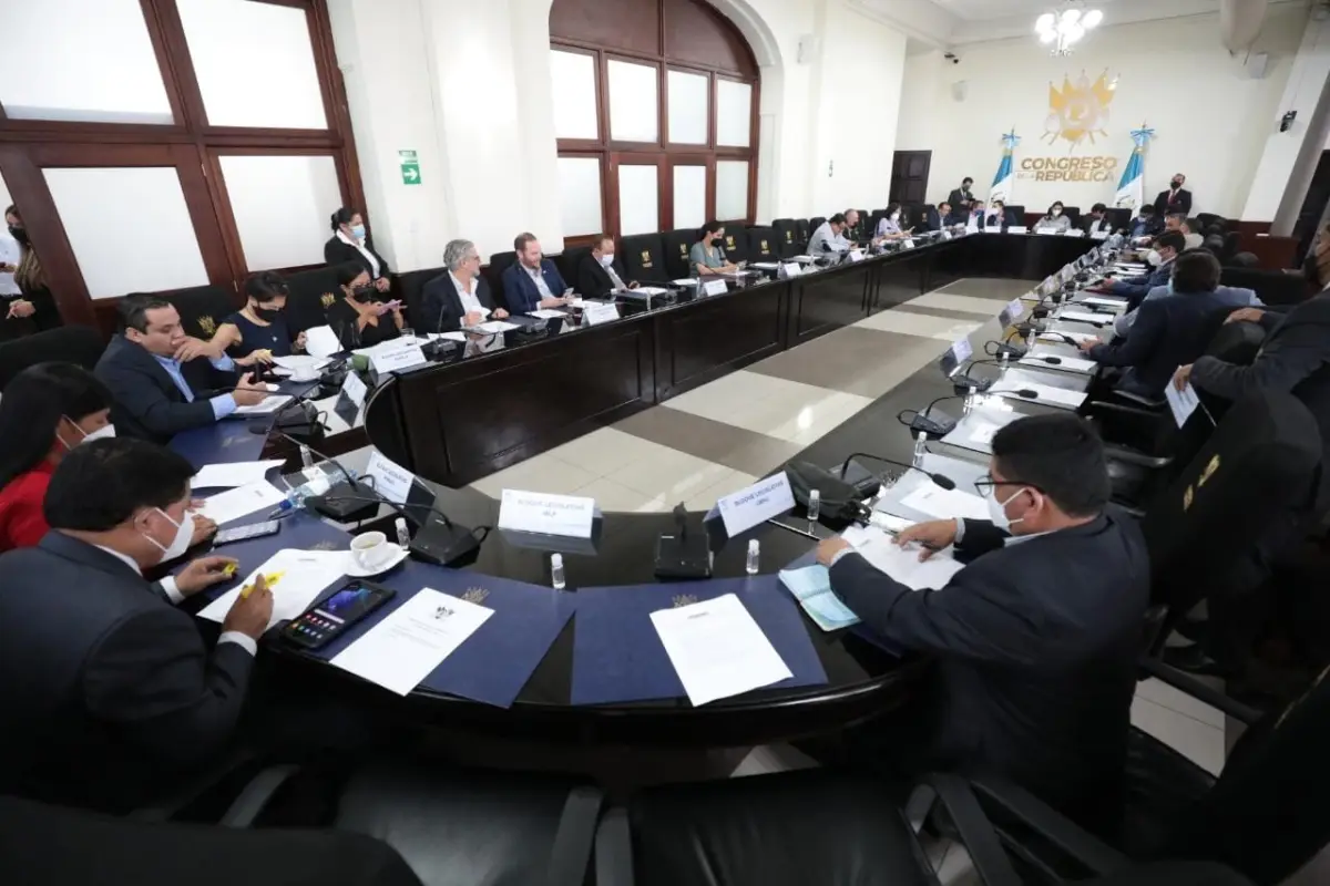 Los-jefes-de-bloque-del-Congreso-durante-la-reunion-con-el-ministro-de-Finanzas-Alvaro-Gonzalez-Ricci.-1140x570-1.jpg, 