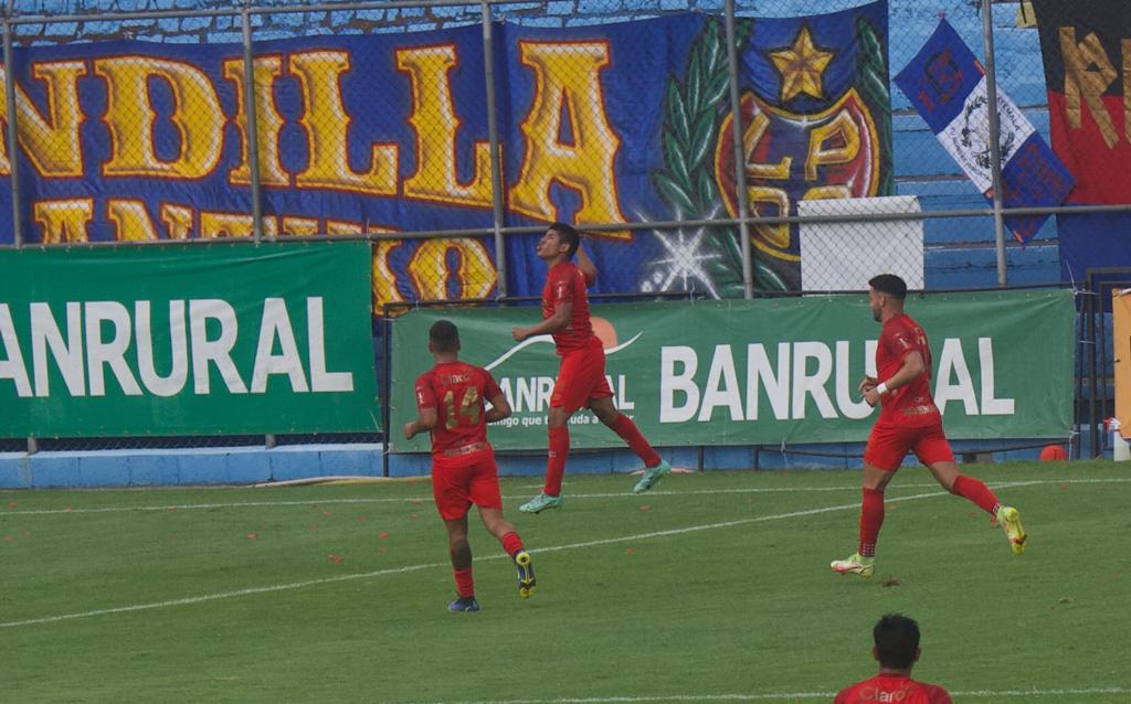 Celebración de Pedro Altán ante Achuapa | 