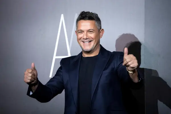 Fan de Alejandro Sanz lo acusa de conductas inhumanas y espionaje