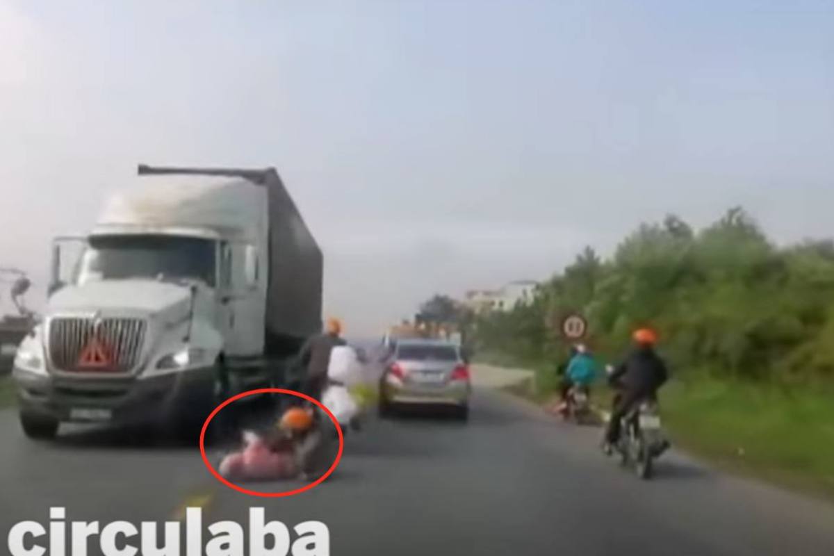 Madre e hija se salvan por milímetros de ser atropelladas por un tráiler