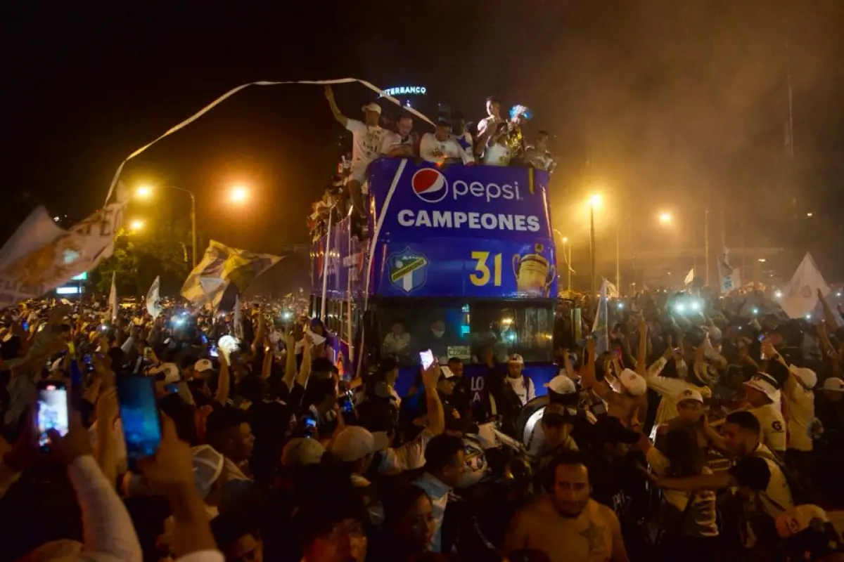 comunicaciones-festeja-con-su-aficion-en-el-obelisco-publinews-.jpg, 