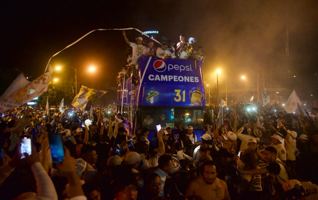 Comunicaciones y sus aficionados celebraron en el Obelisco | 