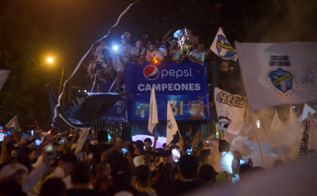 Comunicaciones y sus aficionados celebraron en el Obelisco | 