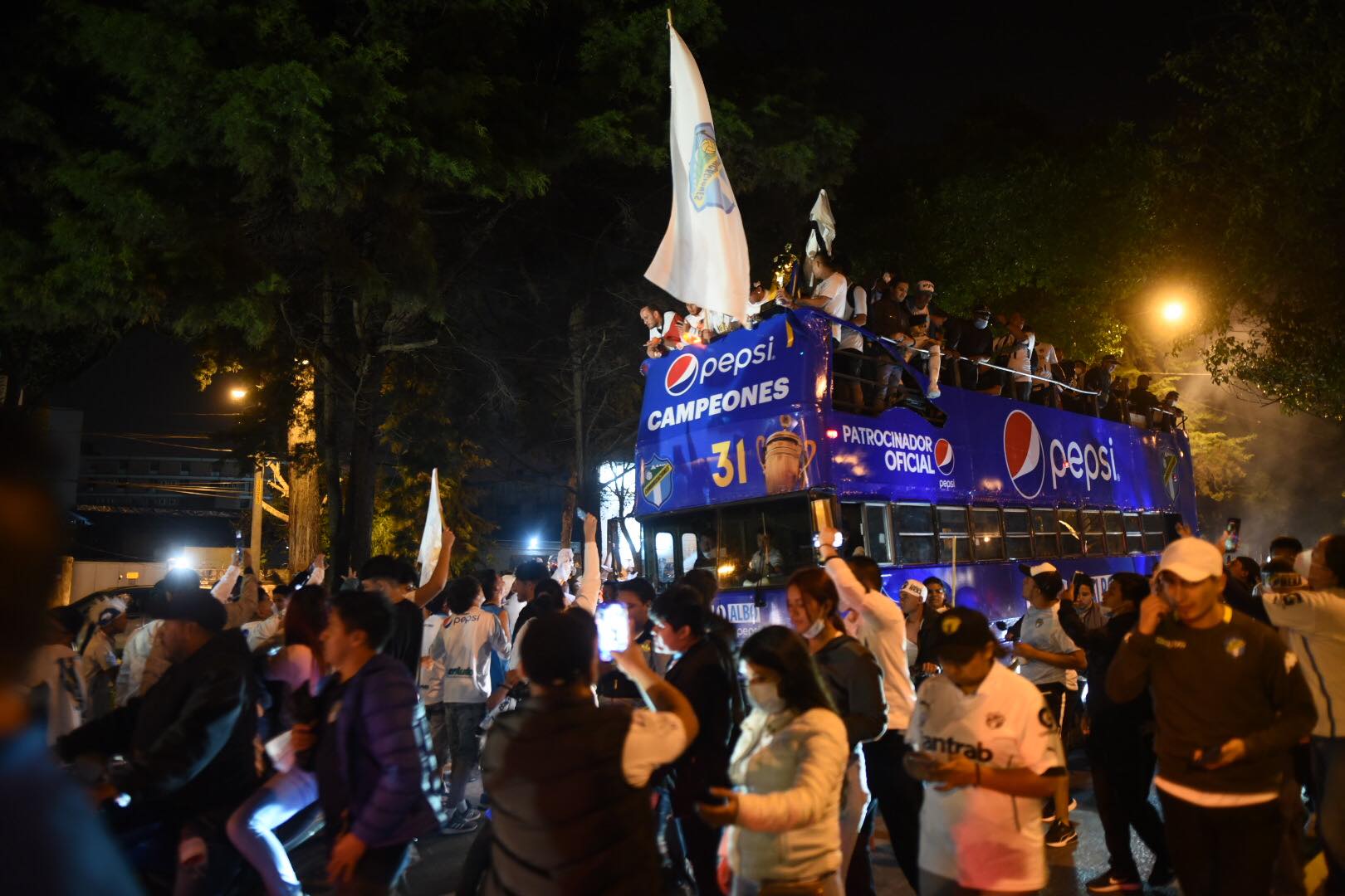 Comunicaciones y sus aficionados celebraron en el Obelisco | 