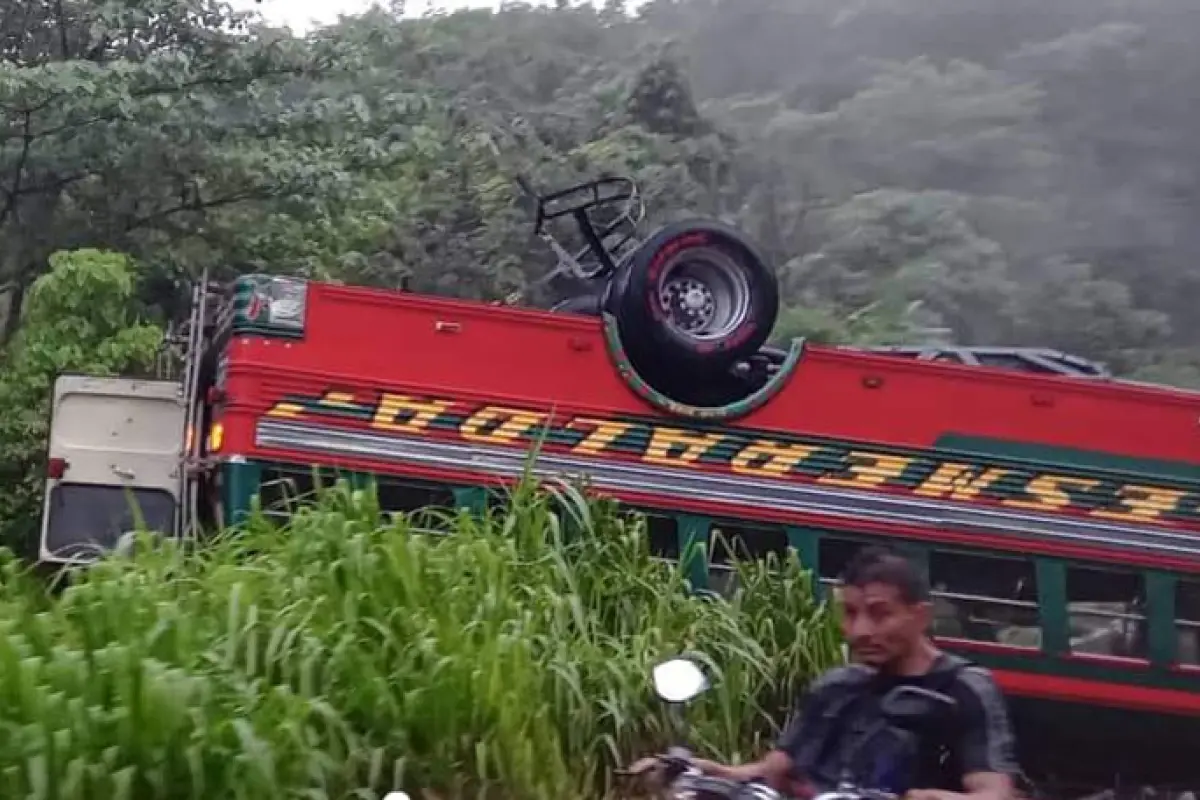 Bus de Transportes Esmeralda vuelca en ruta a Occidente, 