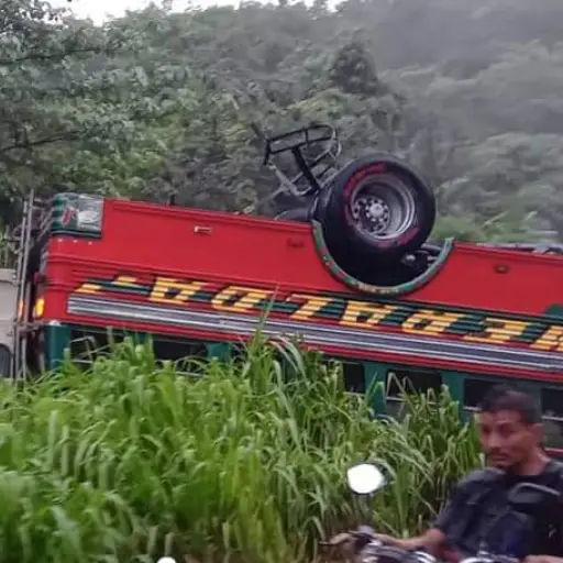 Bus de Transportes Esmeralda vuelca en ruta a Occidente ,