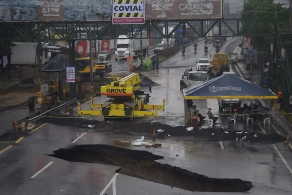 Expertos recolectan muestras de suelo en hundimiento de ruta al Pacífico-, 