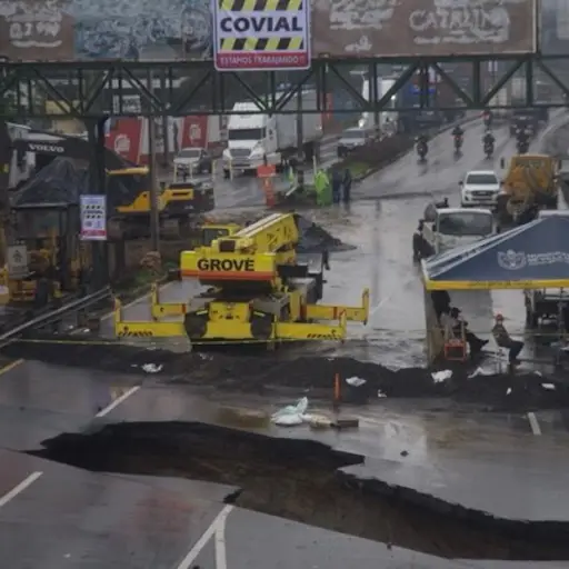 Expertos recolectan muestras de suelo en hundimiento de ruta al Pacifico- ,