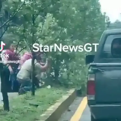 Pasajeros de bus cortan árboles de arriate en San Lucas para retornar ,