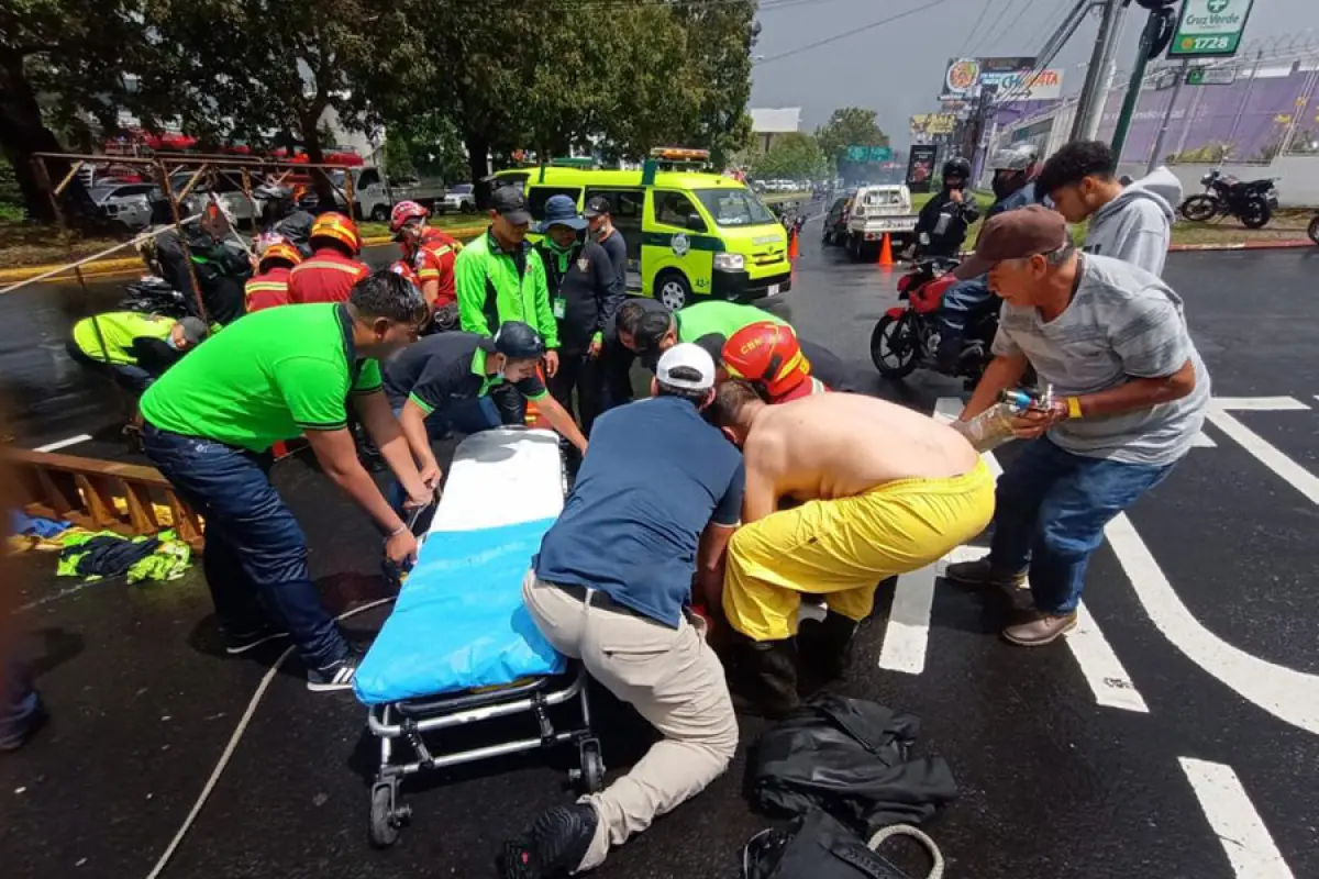 Empleados de Empagua son arrastrados por correntada de agua, 