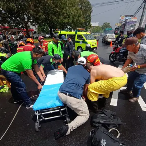 Empleados de Empagua son arrastrados por correntada de agua ,