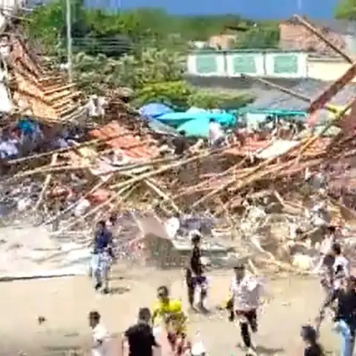 Cuatro muertos y decenas de heridos por desplome de plaza de toros ,