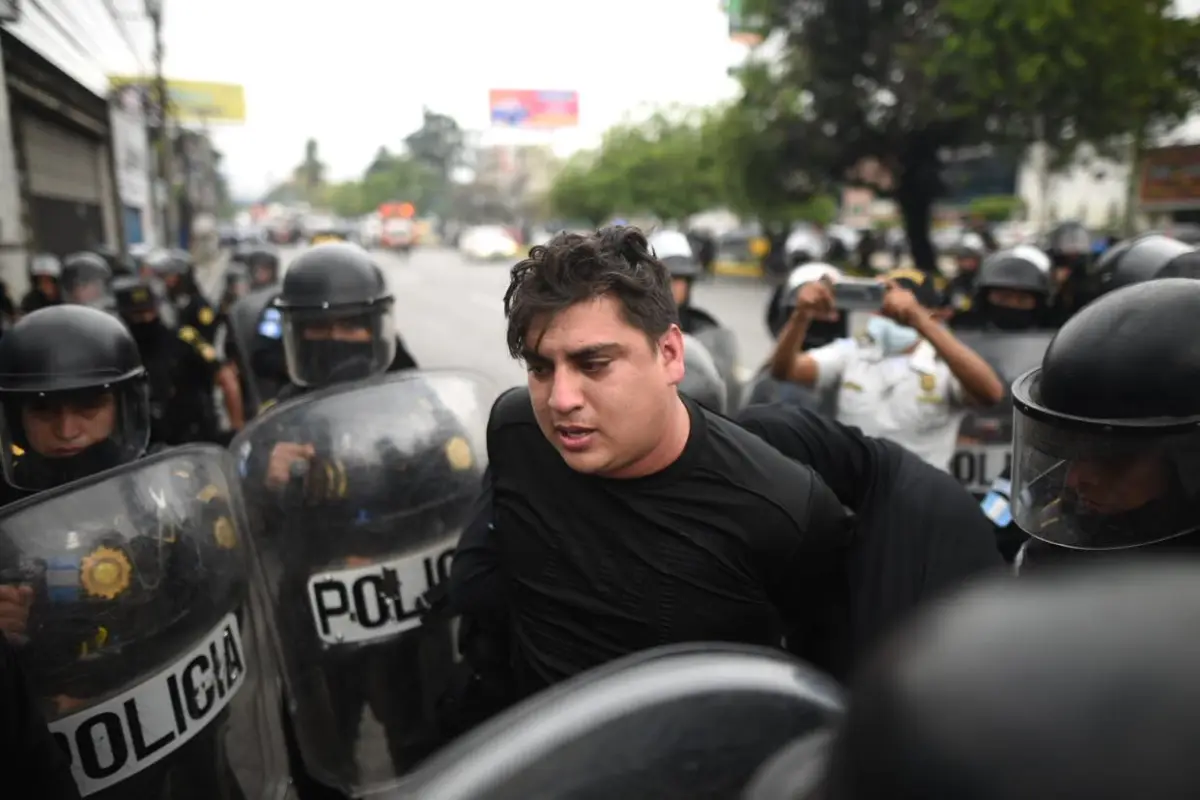 capturan-a-estudiantes-encapuchados-por-eleccion-usac-sesion-del-csu-magistrado-cc-21-6-2022-foto-edwin-bercian-11.jpg, 