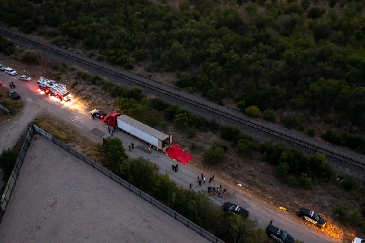 Murieron 53 migrantes que viajaban hacinados en el remolque de un camión. Foto: Getty Images