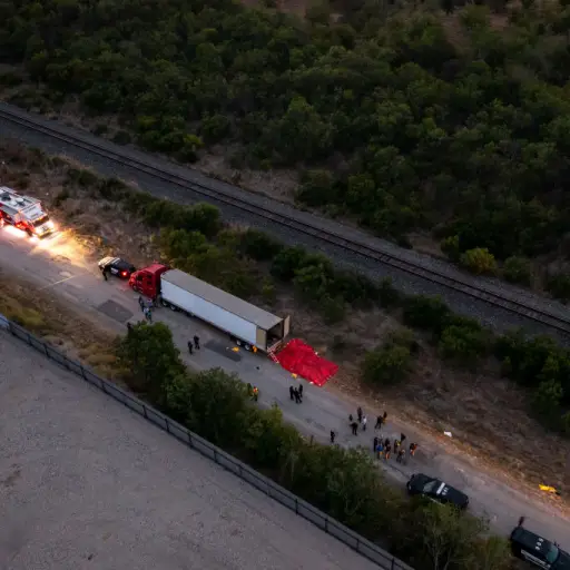 Murieron 53 migrantes que viajaban hacinados en el remolque de un camión. Foto: Getty Images
